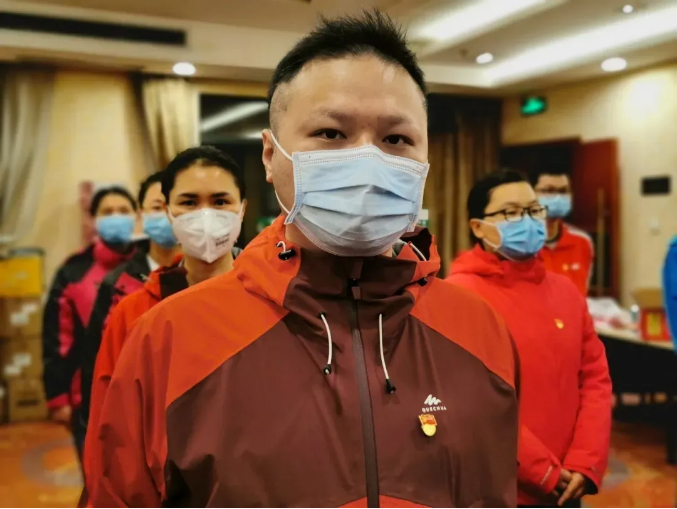 【永远跟党走】疫情之下、责任至上，男护士的铁汉柔情——记广西中医药大学附属瑞康医院重症医学科一区护士李咏翔