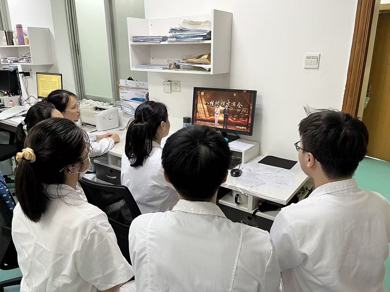 聆听楷模故事 汲取奋进力量丨 机关第十三党支部开展“八桂楷模·大思政课”主题党日活动