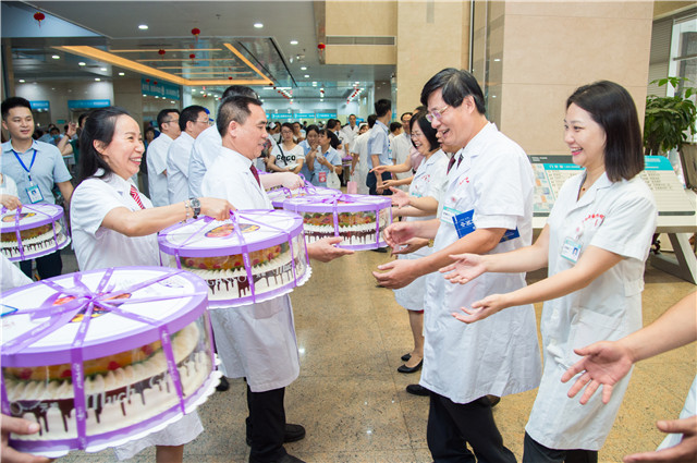 我院开展医师节庆祝活动：经典诵读、赠书、送蛋糕、开展义诊活动