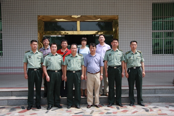 医院领导节前慰问部队官兵