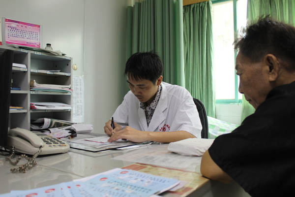 荣震：癌症的克星、患者的救星