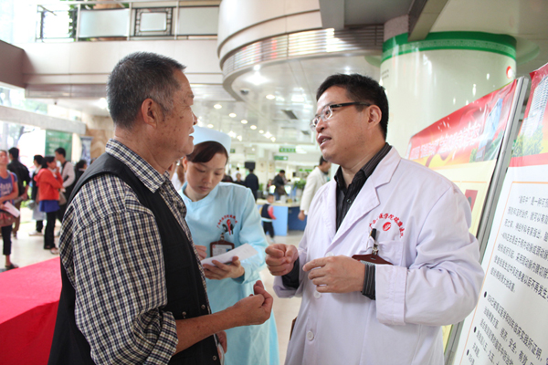 “世界卒中日”我院为百姓提供义诊