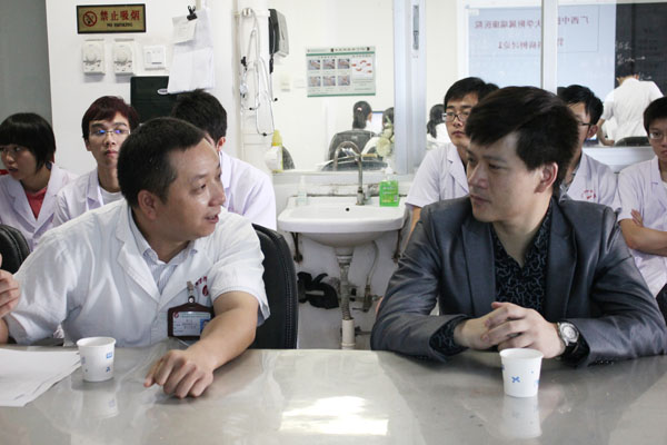 著名中青年肾脏病专家苏白海教授莅临我院肾病风湿科指导工作