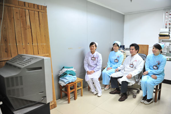 瑞康医院组织党员干部收看十八大盛况