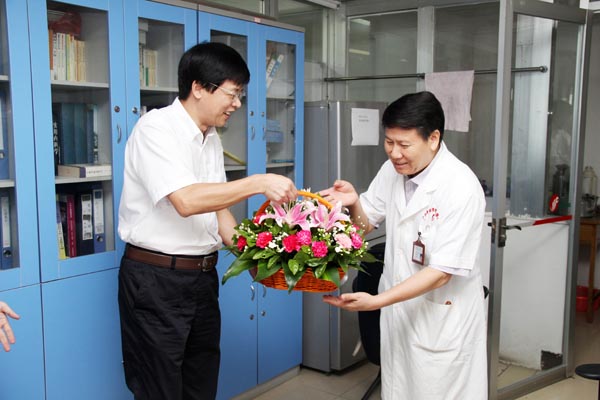 学校吴琪俊副校长、冷静副校长慰问我院临床一线教师代表