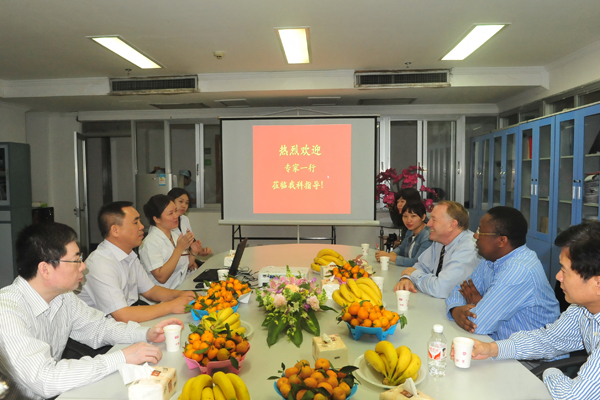 法国国际骨盆康复学校校长路易克教授一行莅临我院参与妇科会诊指导工作