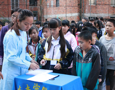 台风过后中医药壮瑶医药团队重启征程 为农民工子弟视力筛查