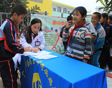 我院视光中心专家团再次到江南六一学校 为农民工子弟进行视力筛查