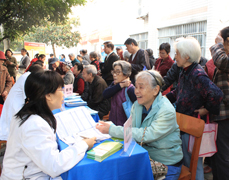 我院千场中医药壮瑶医药进西大 为离退休老干部送健康