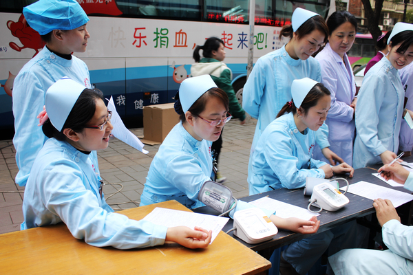 先心病90后手术缺血陷窘境 科室护士挽袖献血送温情