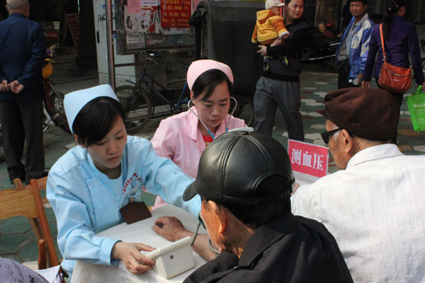 空港院区开展学雷锋义诊活动