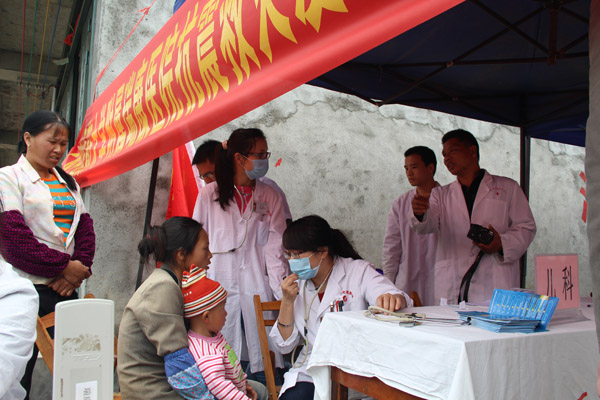 我院医护志愿者到田东县朔良镇开展抗震救灾义诊活动