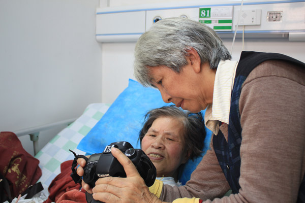 银发互助千里寻医，射波刀挽救老人一条腿