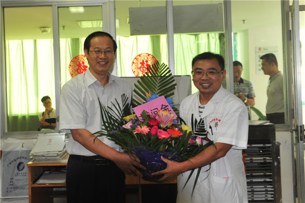 学校副校长戴铭慰问我院教师代表