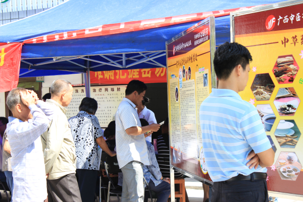 我院党的群众路线教育实践活动深入马山县，为基层群众送健康