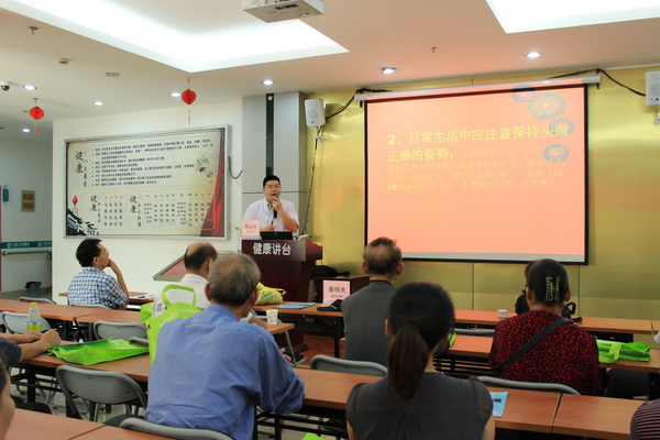 践行党的群众路线瑞康医院开展健康进社区活动