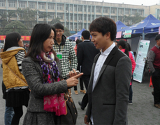 瑞康临床医学院师生合力“奋战”我校中医药专场双选会