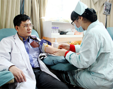 “我健康，我献血”——我院职工踊跃参加2014年驻邕医疗机构“医务人员献血月”活动