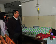 唐友明书记一行年前慰问医院住院职工