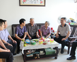 学校董塔健副书记慰问瑞康离退老干部老党员