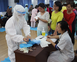 我院培训并考核埃博拉个人防护用品穿脱防护流程