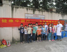 视光中心专家为务工子弟义务做检查