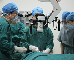 我院眼科顺利为利萍弟弟实施手术