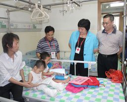 “马蹄足”三姐弟顺利完成手术今日出院 医院领导及自治区红十字会领导前来慰问