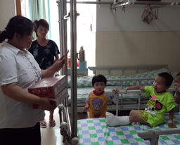 后勤部工作人员看望“马蹄足”三姐弟