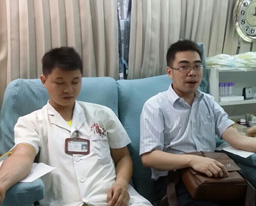 医务人员献热血救死扶伤显爱心