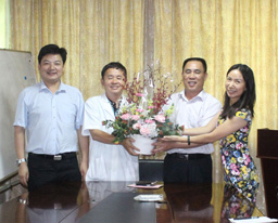 唐友明书记、陈日兰副书记慰问临床一线在岗教师并召开临时教学工作会议