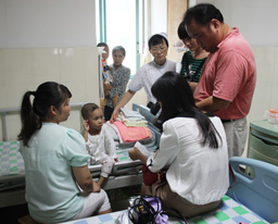 “2014年世界心脏日”活动开展以来首位获得“神华爱心基金”救助的患儿于昨日出院——“2014年世界心脏日—救治先天性心脏病患儿”活动如火如荼进行中