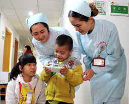 《第一书记》小利萍的弟弟回来复查眼睛了，利萍妈妈：“谢谢你们！”