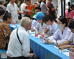 “瑞康光明行动”复明工程眼科义诊进社区