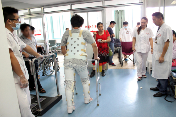 脊髓炎男孩经治疗后能重新行走