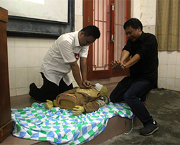 急诊专家走进广西理工职业技术学校开展心肺复苏急救讲座