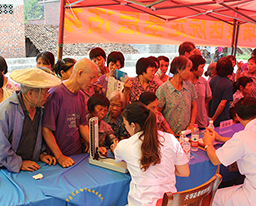 我院党委深入贫困地区开展送温暖服务群众活动