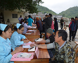 田阳院区开展精准扶贫献爱心捐赠暨义诊活动