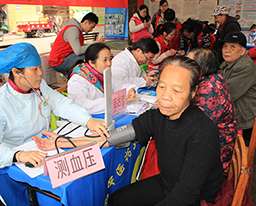 我院义诊活动走进南宁市明秀南社区