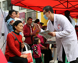 我院走进广西一建衡东苑开展“学雷锋”义诊活动