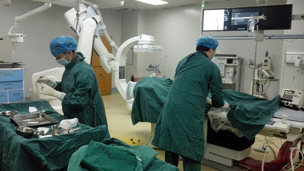 心血管内科一区争分夺秒救回频发心脏骤停的“镜面人”