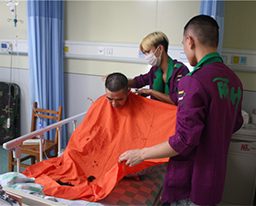 爱心义剪走进病房