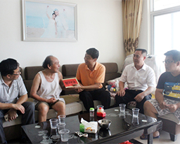 学校党委书记尤剑鹏带队慰问我院困难退休党员