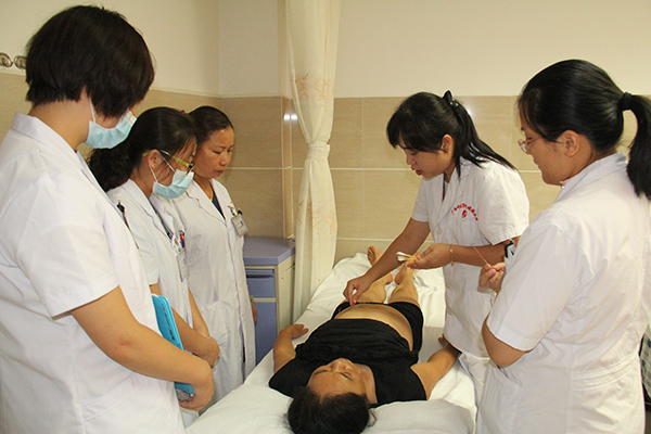 我院“2016年广西名老中医工作站”专家博士团走进河池