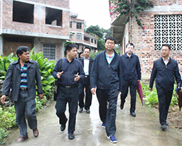 学校尤剑鹏书记率团到隆安县扶贫点开展扶贫慰问活动