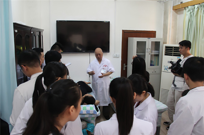 国医大师韦贵康教授在我院特需门诊室出诊