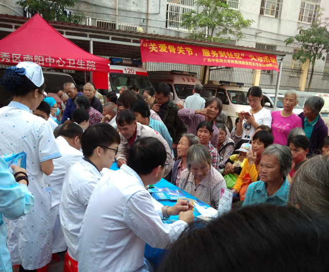 沐十九大春风情系百姓 瑞康多学科专家义诊到南阳