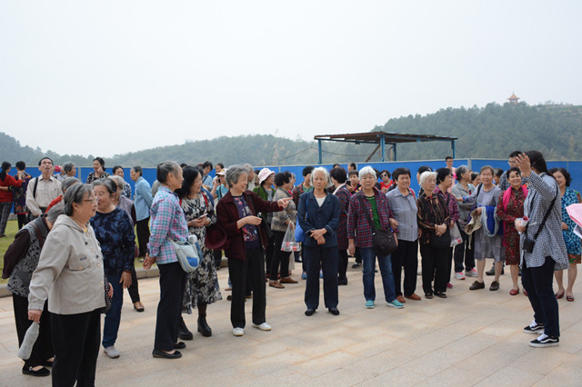 我院组织离退休职工到广西中医药大学仙葫校区参观