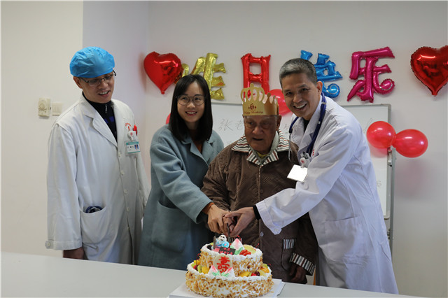 84岁老寿星在医生办公室过生日