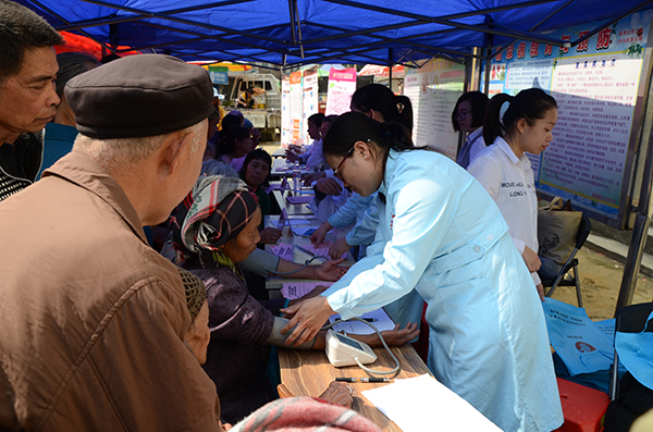 我院田阳院区与洞靖卫生院携手开展防治结核病宣传及义诊活动